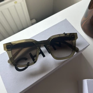 chimi solglasögon 04 - säljer mina gröna chimi glasögon i storlek 04. Använda fåtal ggr, boxen tillkommer vid köp. Nypris:1200 kr