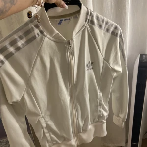 Adidas kofta  - Sälje då den inte används längre. Köparen står för frakt 🩷