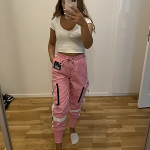 Rosa byxor  - Prislappen finns kvar storlek XS aldrig använda 