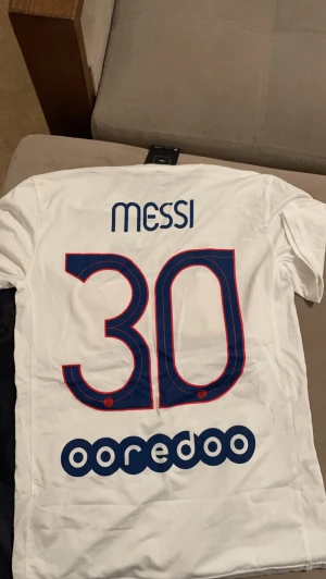 Psg tröjor - Två olika tröjor från psgs officiella hemsida, kvitto och tagg finns. Första är S men passar som xs den andra är S men är som M