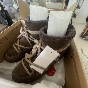 INUIKII - SÄNKT PRIS Så fräscha inuiikis som är köpta 2021/10-03. Använda men i super fint skick, mötas up i stockholm. Har kvittot och allt som följde med när jag köpte🥰Storlek 39! hör av er vid fler frågor. 2000kr köpta för 2600kr. Säljs nu för 3200kr. Frakt 80kr