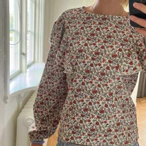 Super fin och söt blommig tröja/blus. Storlek 152cm (11-12år). Köpt på zara för ca 250kr säljer för 100kr. Pris går att diskutera