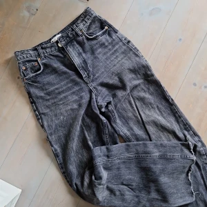 Jeans  - Jeans från Gina. "Avklippta" nertill. Så dom är fransiga.  Fint skick. Strl 36