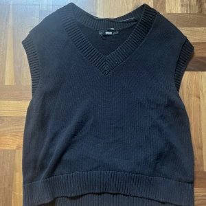 Stickad väst  - Svart stickad väst från Bikbok  V-ringad  S 