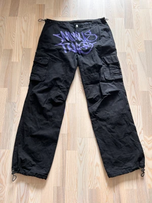 Lila Minus Two Cargos - Äkta använd ett fåtal gånger Kvitto finns