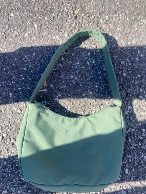 Väska  - Skriv för fler frågor