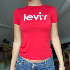 Levis t-shirt i XXS med vitt sammetstryck!❣️