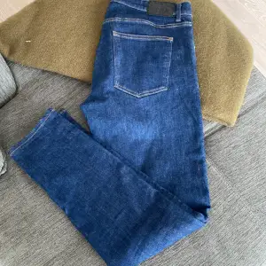 J.Lindeberg jeans i jättebra skick. Mid/Rise slim fit. Säljer för min bror.