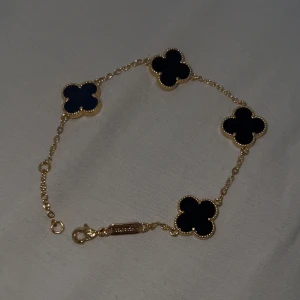 Van cleef armband - Säljer detta van cleef armbandet som aldrig har blicit använt elr nånting! Rostfri!! 250kr ink frakt, via swish!! 