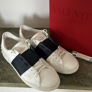 VALENTINO SKOR 44 - Valentinos i storlek 44. Cond: 8/10. Box, snören samt kvitto finns! Sulorna har mycket kvar och skorna är sparsamt använda. Nypris: 6 700kr