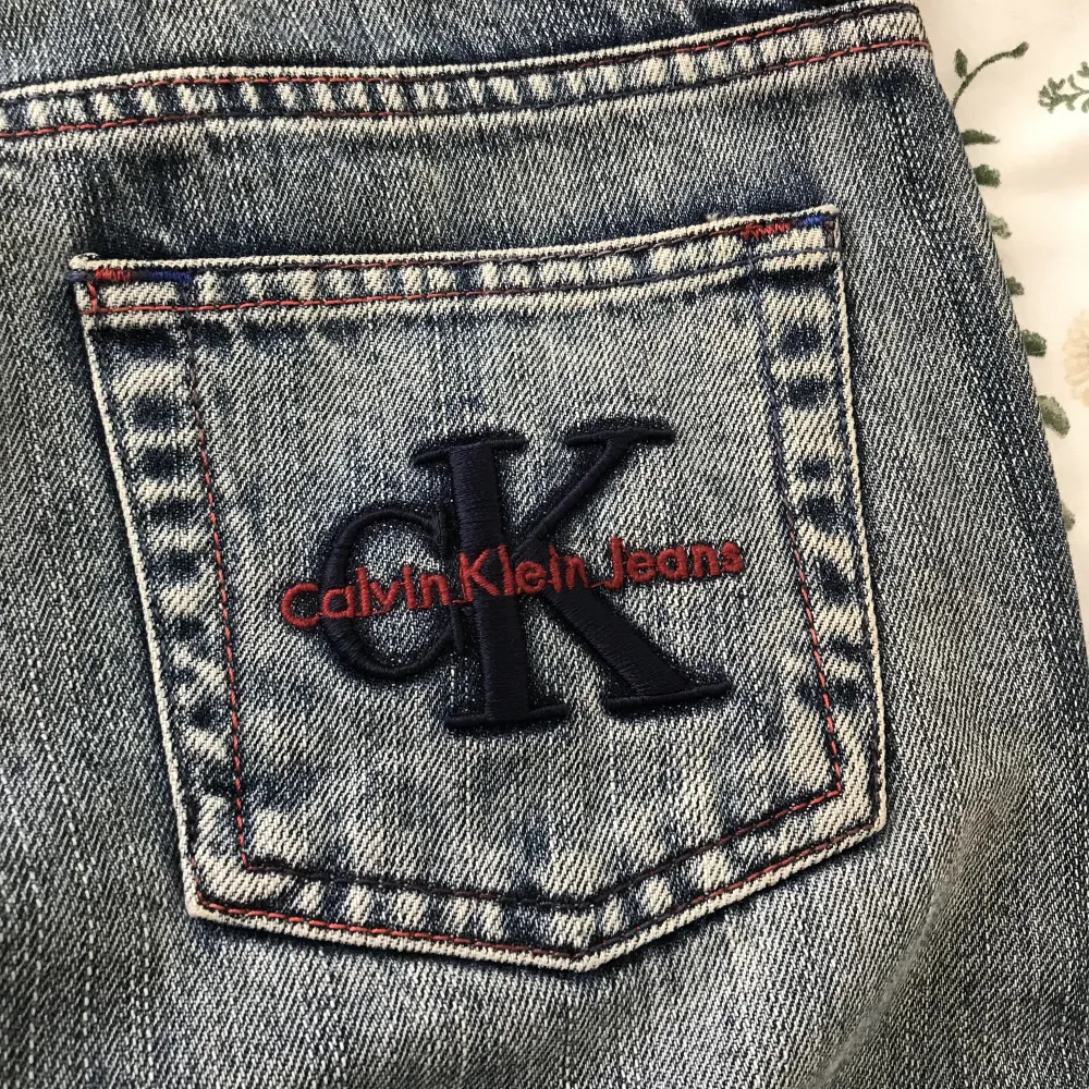 Säljer dessa snygga, lågmidjade och utsvängda Calvin Klein jeansen. Säljer för att de är lite små på mig. . Jeans & Byxor.
