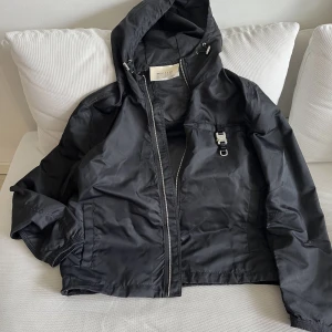 1017 ALYX 9SM - Stl M, perfekt skick. Nypris 5 500 kr.