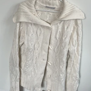 Stickad kofta  - Jätte söt stickad kofta med knappar 