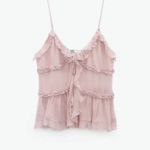 Jätte söt zara topp💘 - Säljer denna jötte söta zara toppen, aldrig använd 💘storlek m men passar även s skulle jag säga, 