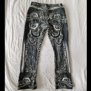 Weekday jeans - Lågmidjade, långa jeans med slits vid fötterna från Weekday Storlek 40 Nästan nyskick Möts upp i sthlm Pris kan diskuteras💕