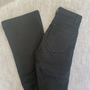 Svarta jeans - Flaired jeans, stretch, mycket gott skick.