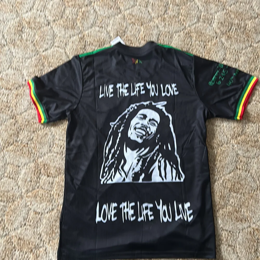 Limiterad Bob Marley/Ajax tröja. T-shirts.