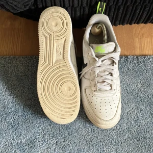 Nike Airforce 1 - Vita Airforce 1. Jag har använt skorna ett par gånger nu och dem är fortfarande i bra skick med nästan inga crease märken. Nypriset är 1450kr. Köpta från JD. Tyvärr saknas lådan och kvitto. Storlek: 42