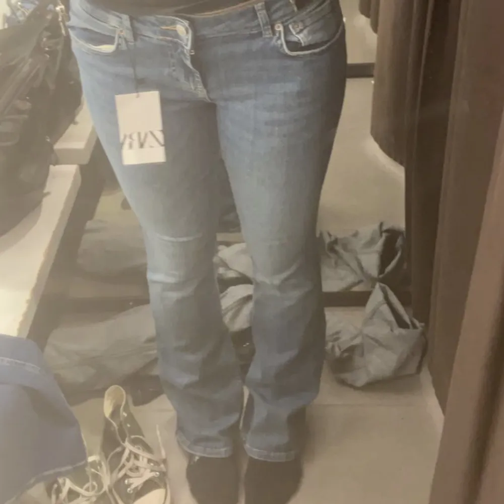 zaras lågmidjade bootcut-jeans i den mörkblå färgen. säljer pga att det inte kommit till användning då jag har ett par som ser likadana ut. därav har jeansen använts vid två tillfällen så nästintill oanvända!!. Jeans & Byxor.