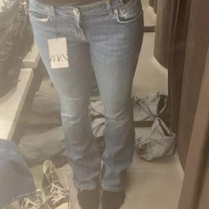 zaras lågmidjade bootcut-jeans i den mörkblå färgen. säljer pga att det inte kommit till användning då jag har ett par som ser likadana ut. därav har jeansen använts vid två tillfällen så nästintill oanvända!!