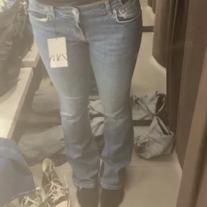 jeans från zara - zaras lågmidjade bootcut-jeans i den mörkblå färgen. säljer pga att det inte kommit till användning då jag har ett par som ser likadana ut. därav har jeansen använts vid två tillfällen så nästintill oanvända!!
