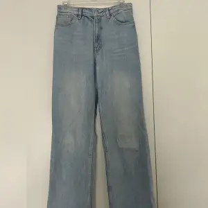 Ljusblåa jeans från Monki. Endast använda några gånger. Säljer pga att de har blivit för små. 