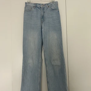 Ljusblåa jeans  - Ljusblåa jeans från Monki. Endast använda några gånger. Säljer pga att de har blivit för små. 