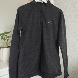 Träningströja - Köpt på Stadium Outlet. Texten där storleken står har tvättats bort men är storlek XL. Sparsamt använd.