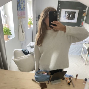 Stickad tröja - En vit stickat tröja från zara