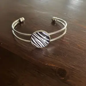 Armband zebra nytt