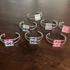 Dala armband  - Nya hemgjorda Dalaarmband i olika färger ställbara i stl ,säljes i styck ej alla ihop 