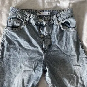 Säljer dessa knappt använda hittade i garderoben jeans från ZARA! Bra skick, storlek 34! 