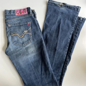 Replayjeans! - Jätte söta jeans som tyvärr var för korta för mig som är 176. Dom är uppsprättade längst ner men inget man tänker på, skriv för mer frågor✨✨  Midja tvärsöver 36 cm, innebrnslämgd 84 cm💕