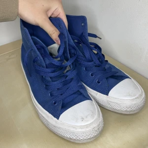 Converse Chuck Taylor - Fina sneakers som inte kommer till användning.  Smutsig men går lätt att få bort vid lite tvätt  Skick: 8/10 Strl: 42