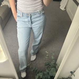 Säljer ett par ljusblåa low waist jeans från monki köpte dom här på Plick men tyvärr var dom förstora💕dom är i toppen skick! Och st 29 motsvarar typ st 38💕