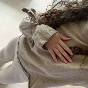 Stickad med knytarmar  - Fin beige stickad tröja med knytarmar😍Endast använt fåtal gånger. Frakt ingår inte i priset 