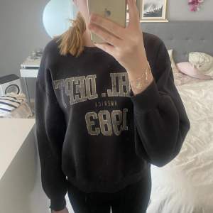 Säljer denna jätte fina sweatshirten från Gina tricot. Säljer för att den är för liten för mig. Har inga defekter. 