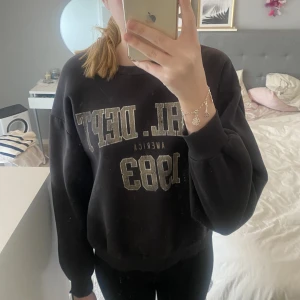 Sweatshirt  - Säljer denna jätte fina sweatshirten från Gina tricot. Säljer för att den är för liten för mig. Har inga defekter. 