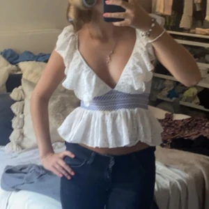 Volang blus - Så snygg volang blus ifrån zara, gammal kollektion så finns ej kvar längre❤️ superbra skick utan defekter 