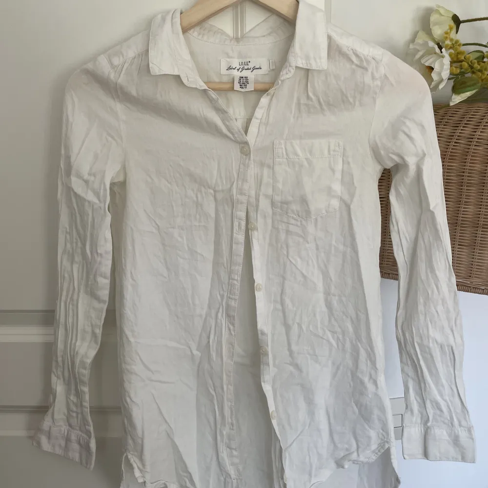 En vit skjorta i mindre storlek . Skjortor.