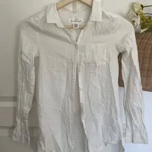 En vit skjorta i mindre storlek 