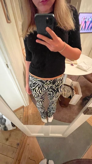 Zara byxor  - Säljer dessa supersnygga flared sköna byxorna från zara!!