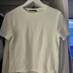 T-shirt zara - Vit ”Stickad” T-shirt från zara💞💞 lite skrynklig då den legat i en låda☺️