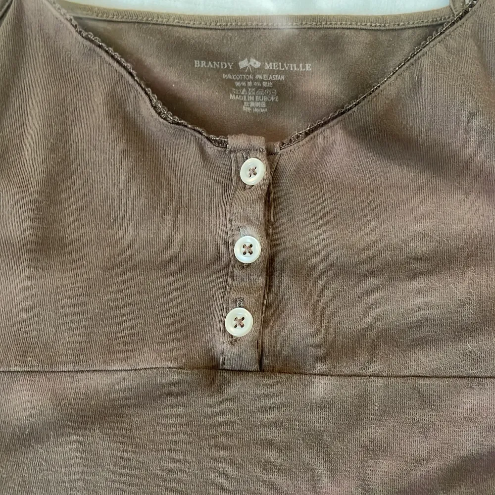 Jättesött brunt linne från brandy melville i storlek one-size, men passar XS-S💘 Den har vita små knappar på framsidan som man kan knäppa upp. Fråga om frakt.. T-shirts.