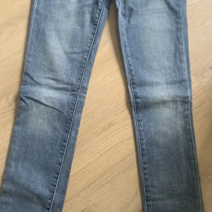 Jeans Juicy Couture  - Fina, men för små då jag köpte dom på en annan second hand sida. Strl 26, men mer som en 25. Stretchiga slim  fit. 