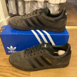 Adidas Gazella Oliwe green - Adidas Gazelle med original box i oliv grön färgen