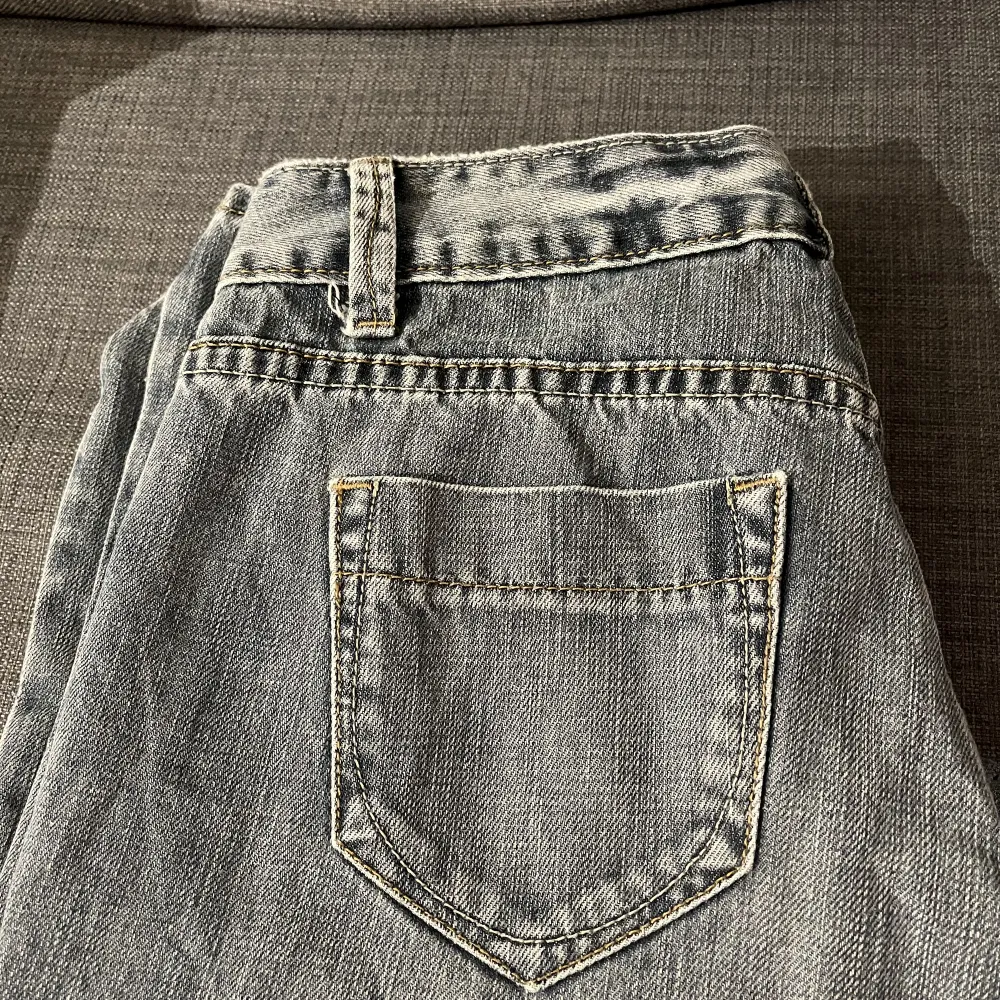 Jeans köpta på Plick. Första bilden är från förra ägaren🫶 Tyvärr för stora för mig men passar mig i lägnden som är 170. Materialet på jeansen är denim. Bara att kontakta mig för fler bilder o detaljer🩷🩷. Jeans & Byxor.