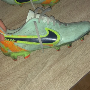Fotbollsskor  - Helt nya Nike tiempos köpta för 3 veckor sen ungefär, de ser smutsiga ut för att jag använt dem på konstgräs 