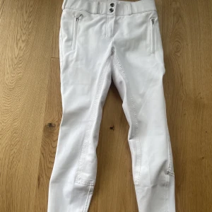 Ridbyxor storlek 150 - Vita ridbyxor CRW från Hööks. Som nya, aldrig använda. Storlek 150. Pris 200:-