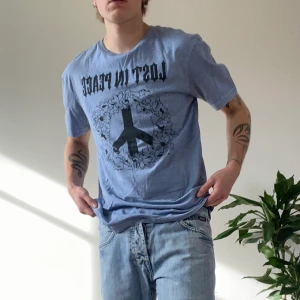 T-shirt med tryck på - En cool tröja från H&M i ljusblågrå färg. Storleken är XS men passar som S/M, oversized fit alltså. I fint skick förutom två små lila fläckar, kolla sista bilden. För fler bilder eller mått kontakta mig ✨